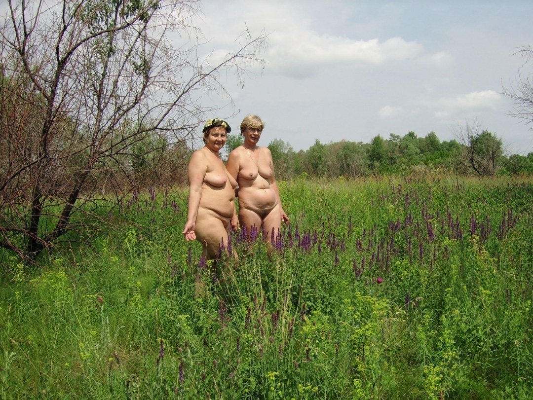 Nudistas maduros en la naturaleza