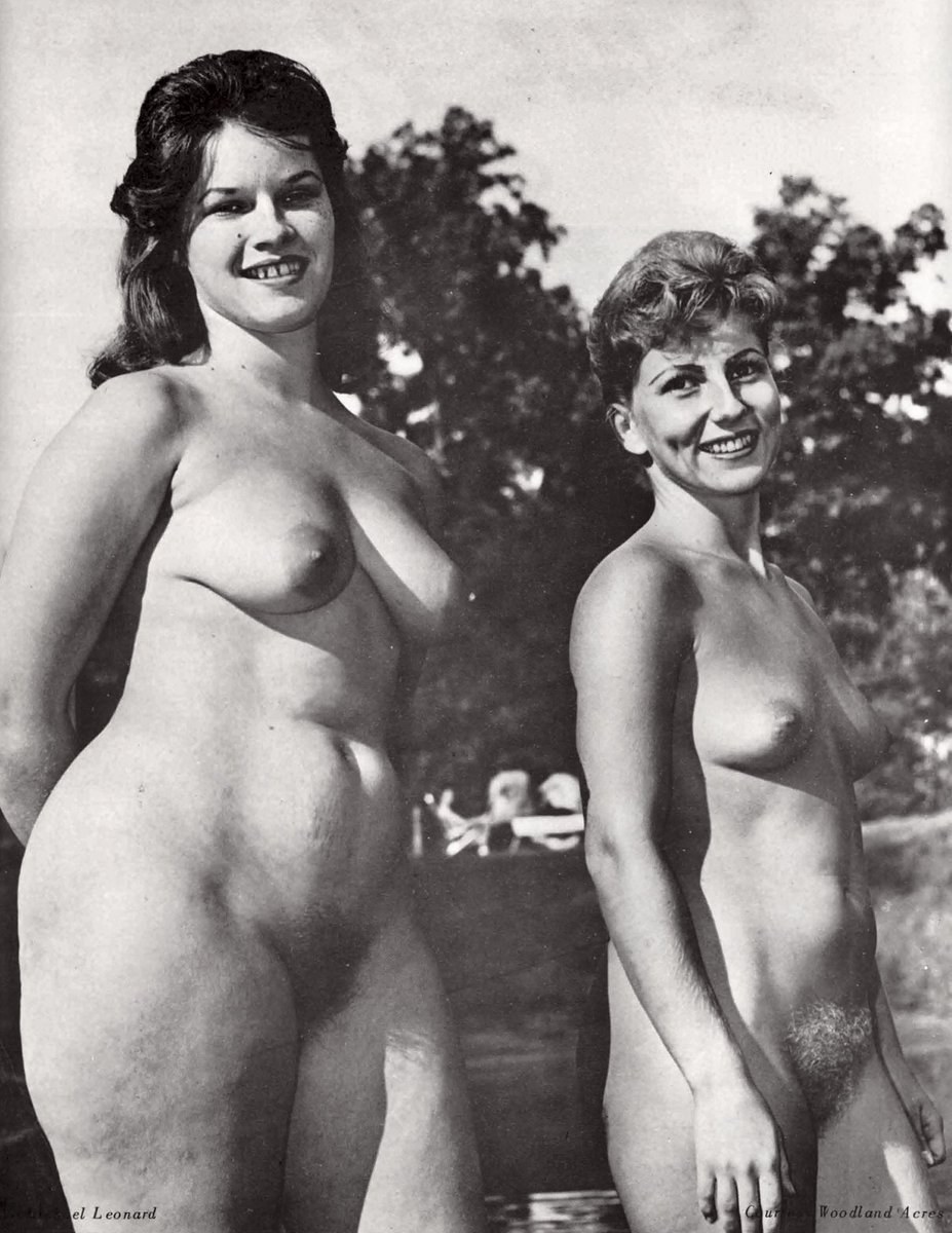 Mujeres desnudas en la playa retro