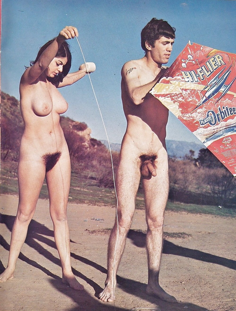 Nudista retro con chicos