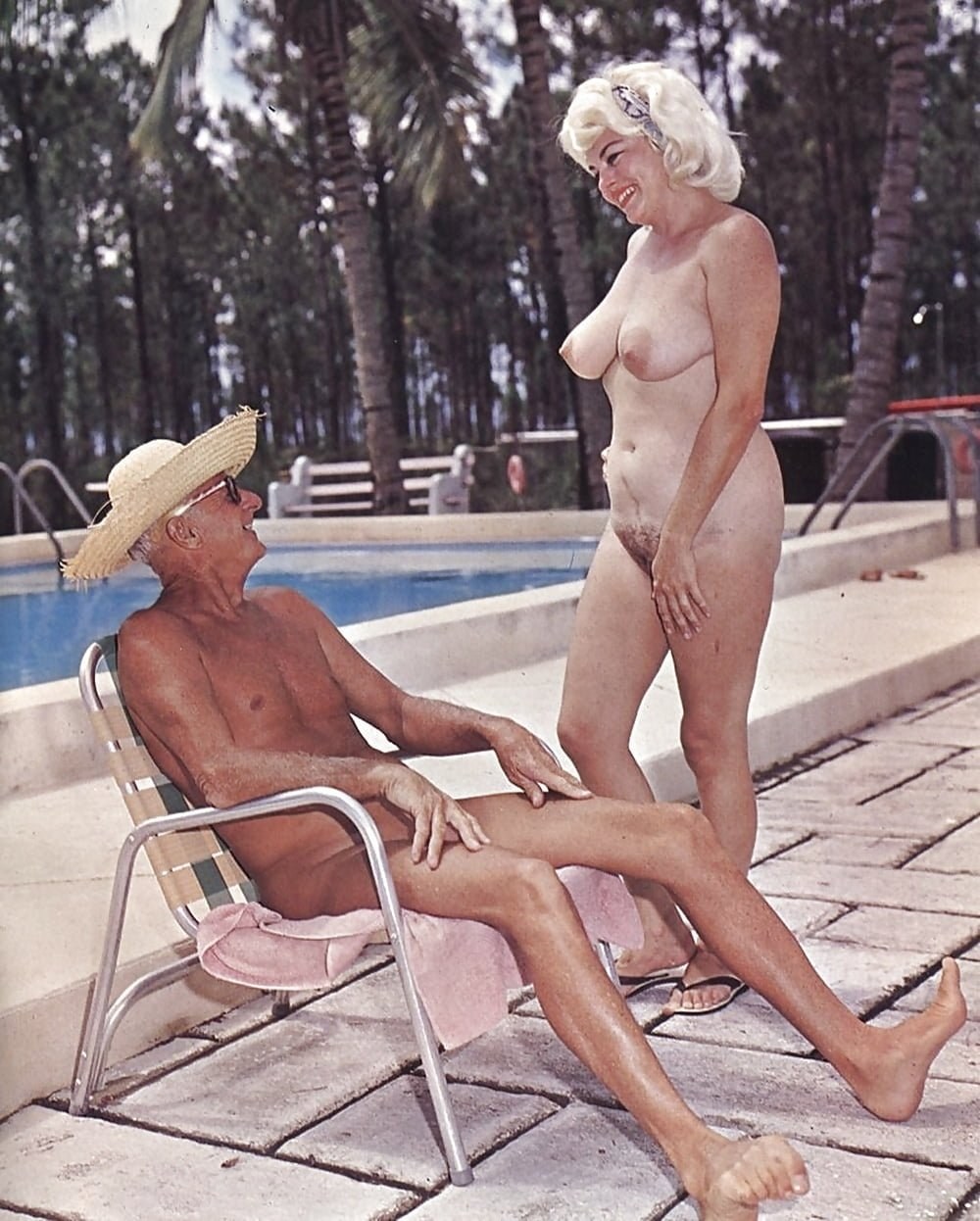 Mujeres de edad avanzada de nudismo retro