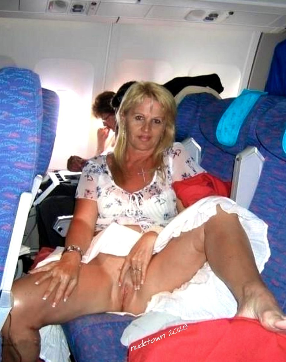 Esposa sin bragas en un avión