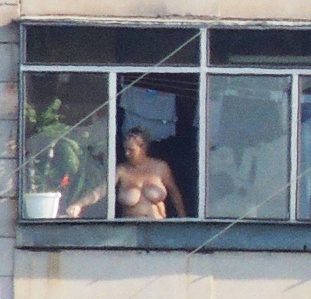 Mujeres desnudas de ventanas vecinas