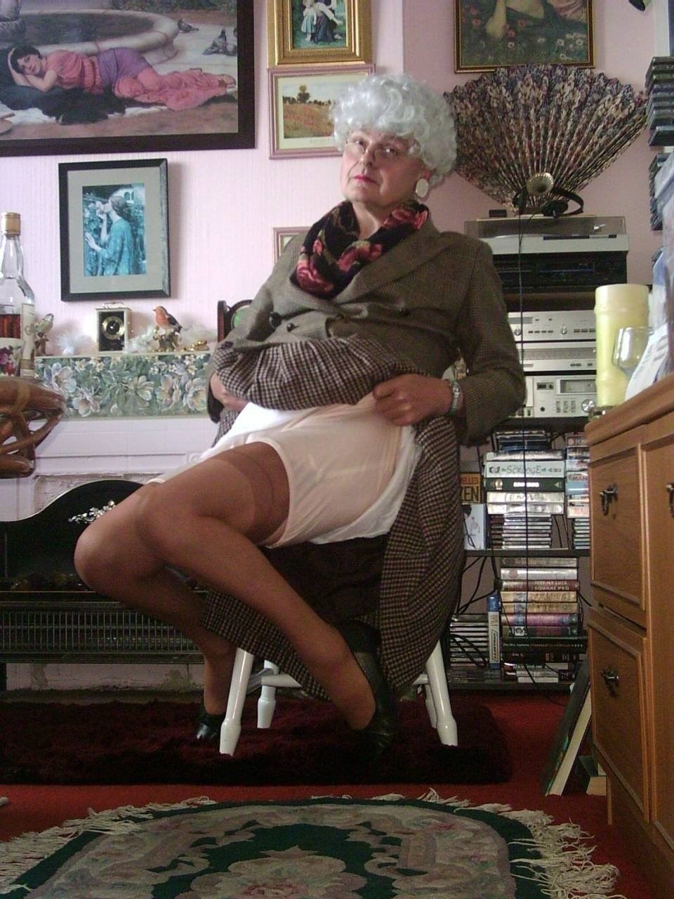 Viejas abuelas en pantalones