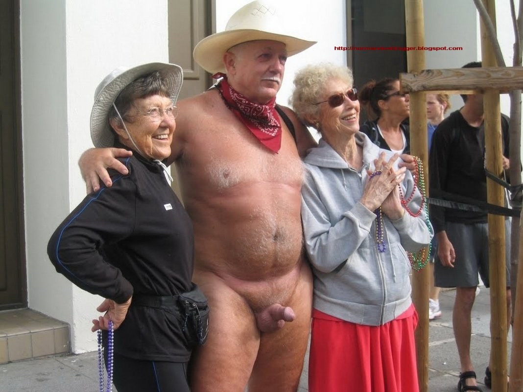 Mujeres ancianas vestidas y chicos desnudos