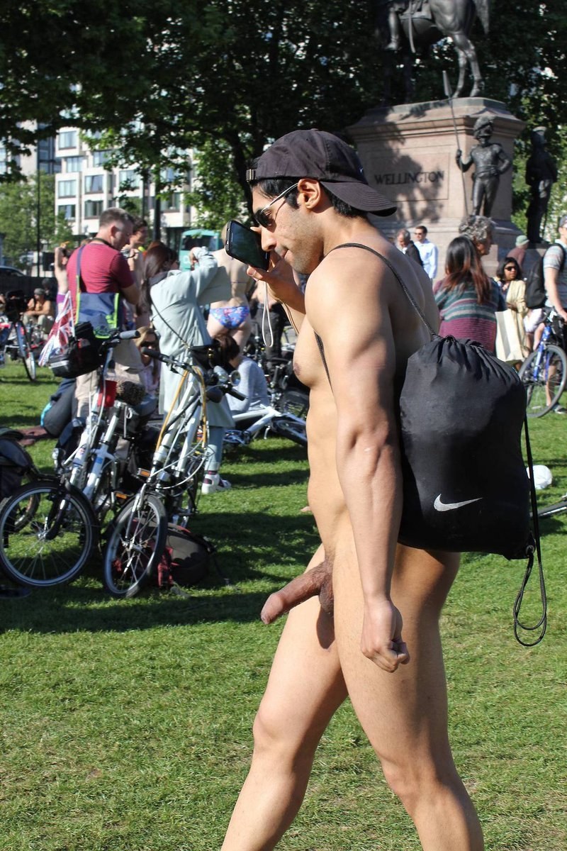 Chicos desnudos en las calles de la ciudad