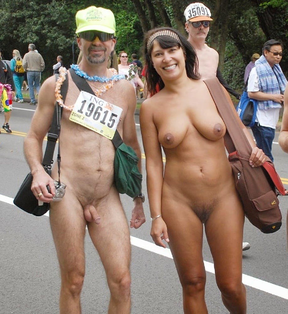 Hombres desnudos en público