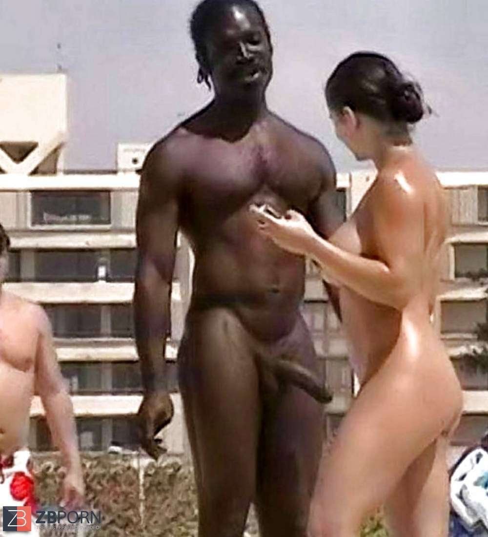 Negro con grandes pollas en la playa
