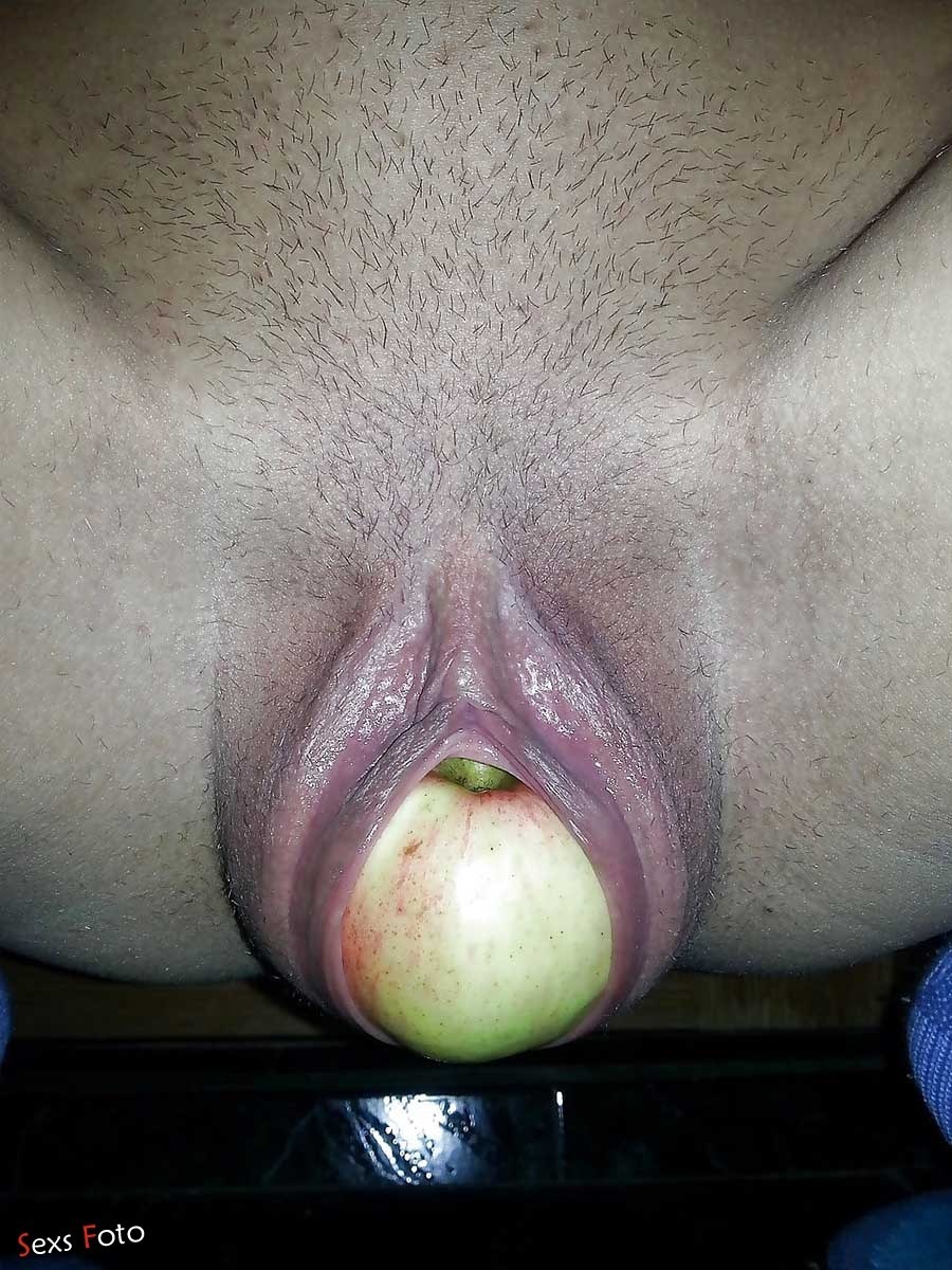 Diferentes frutas en la vagina