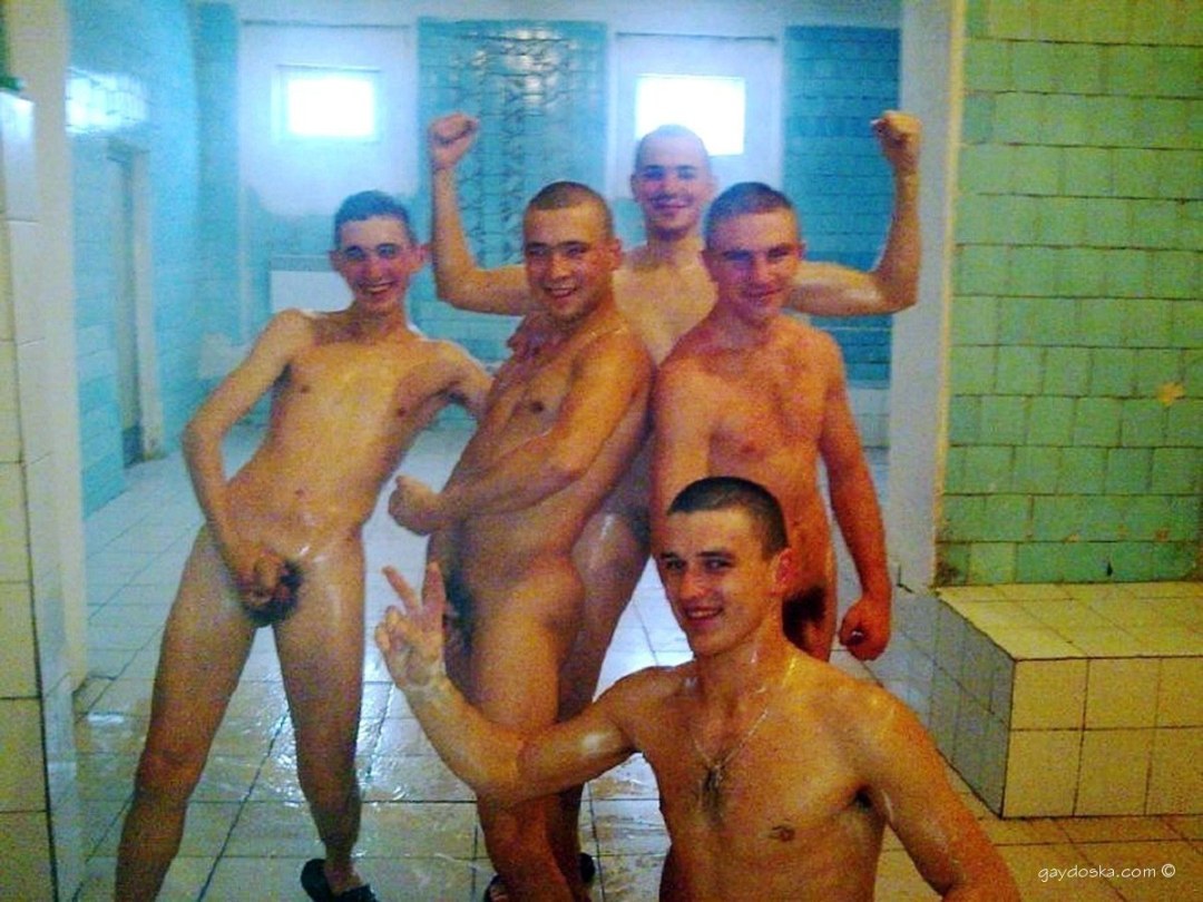 Chicos desnudos en un baño de soldado