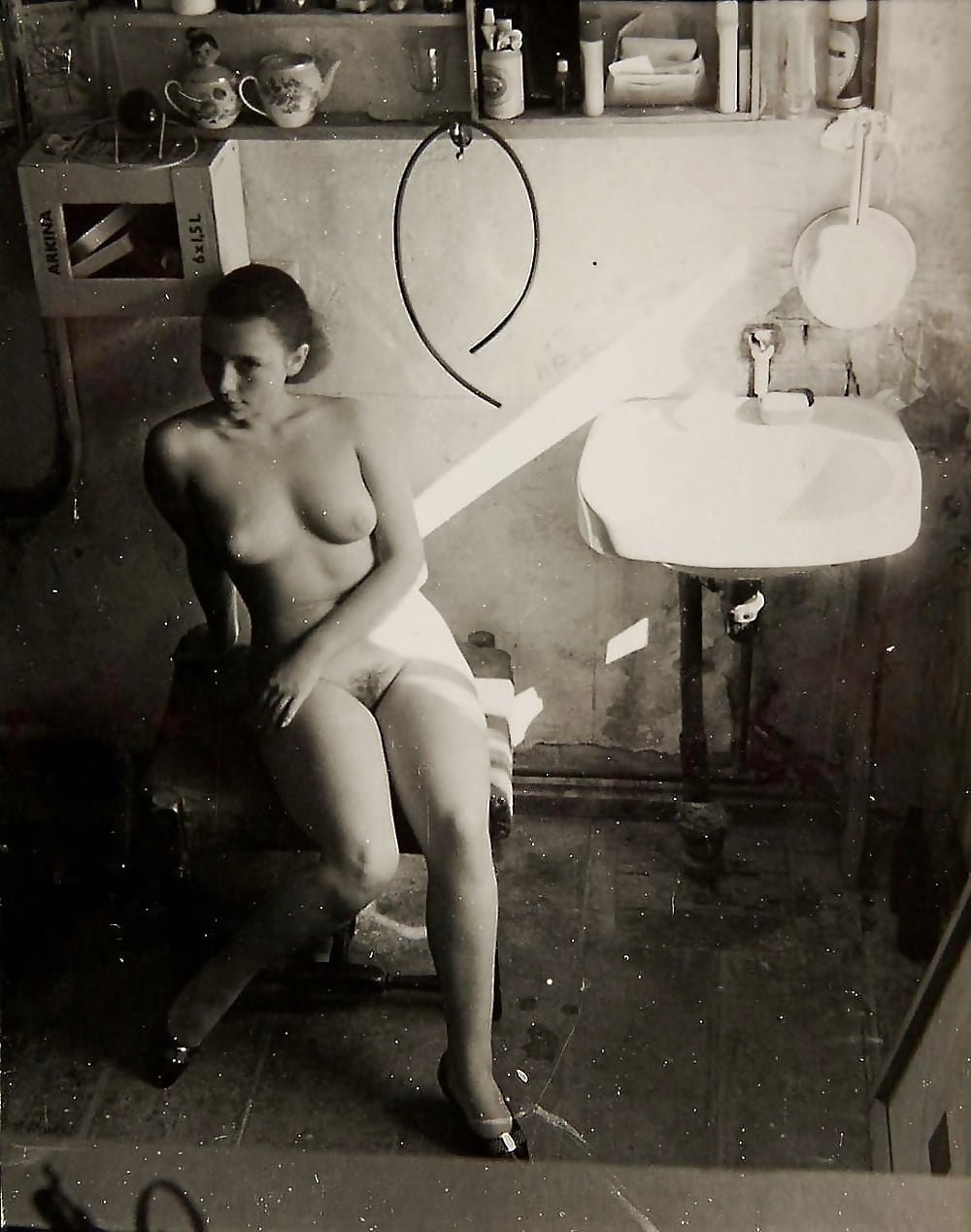Mujeres desnudas en un apartamento comunitario