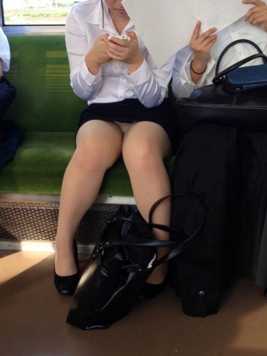 En medias debajo de la falda en transporte