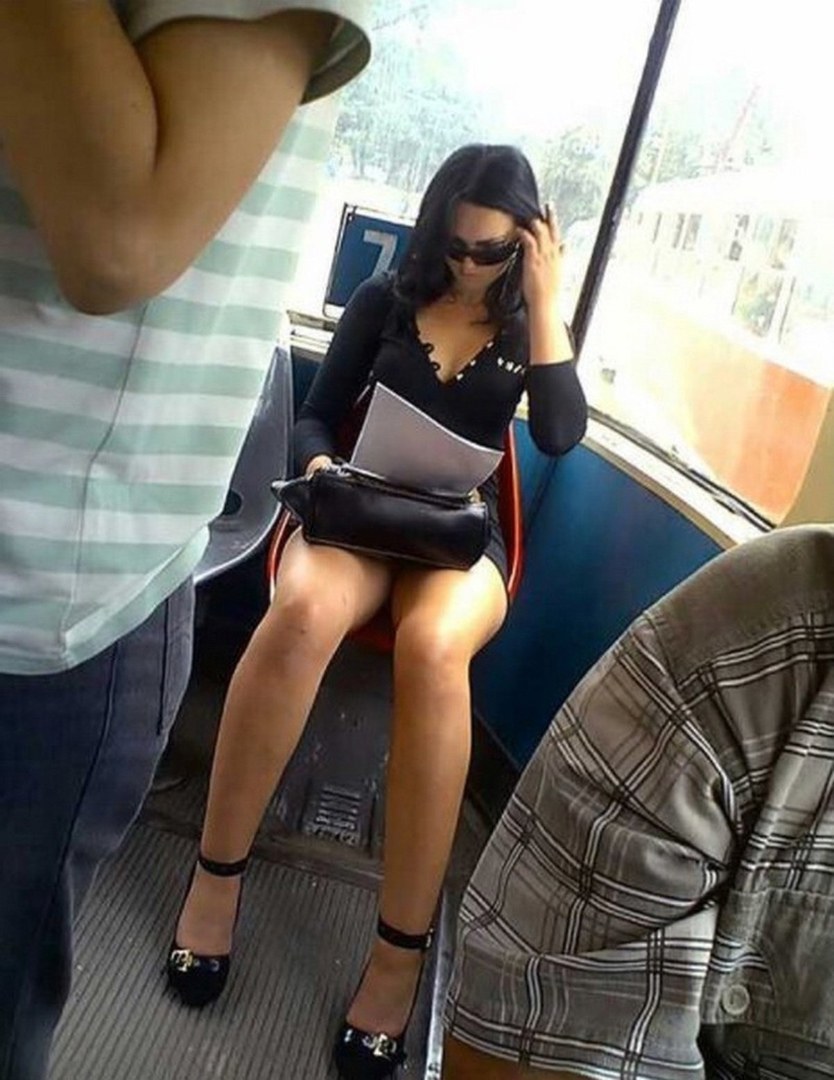 Chica debajo de una falda en transporte