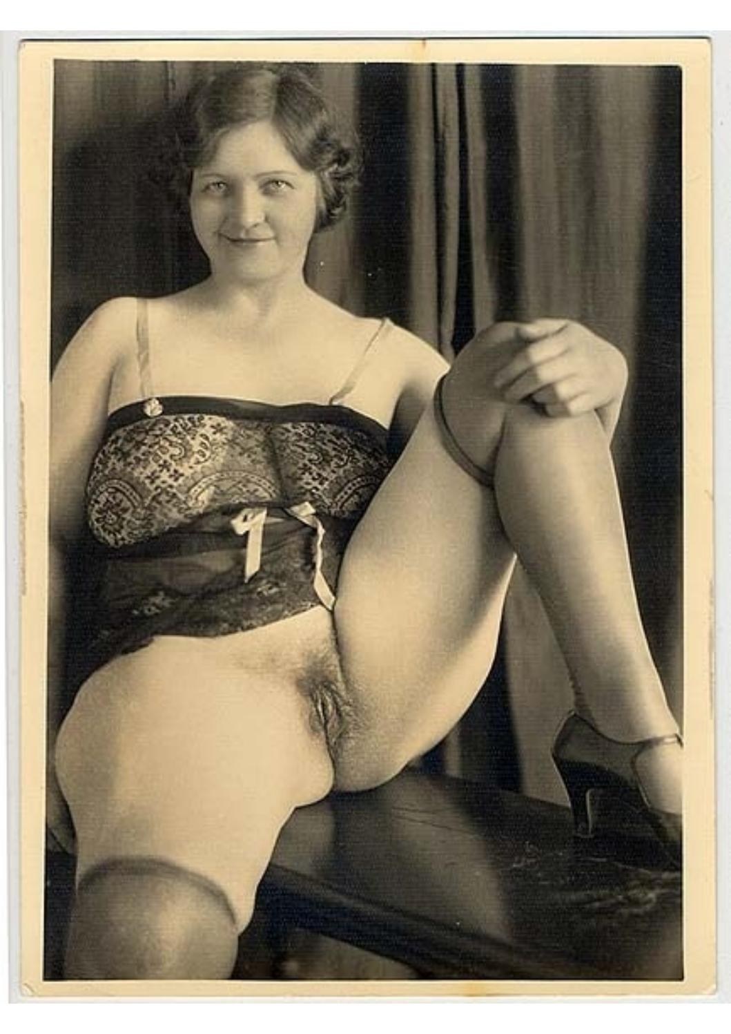Damas retro en medias sin bragas
