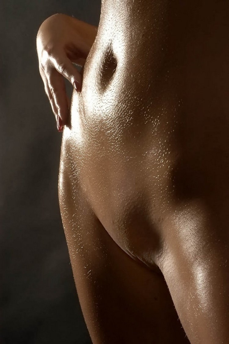 Hermosas barrigas femeninas desnudas