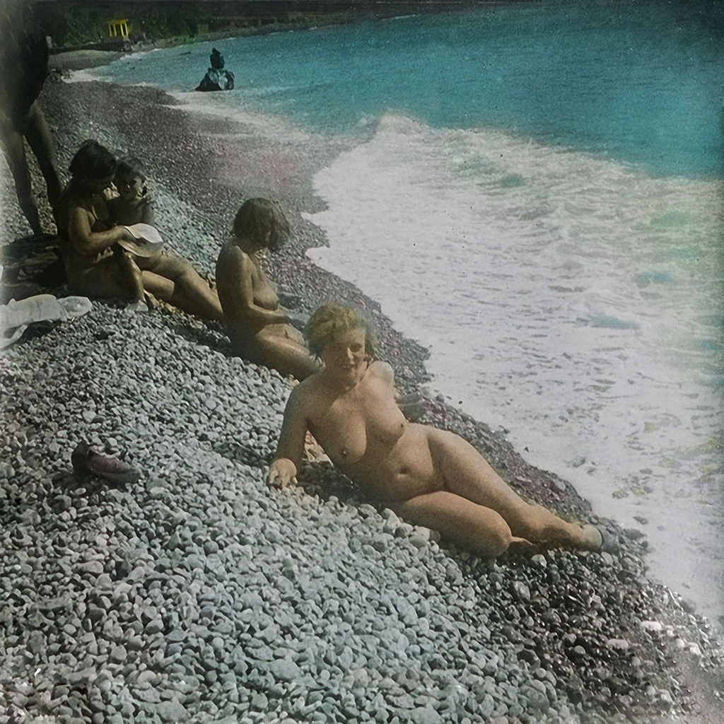 Mujeres soviéticas desnudas en la playa