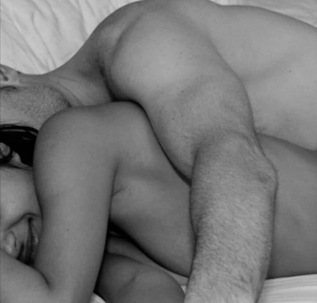Abrazo desnudo en la cama