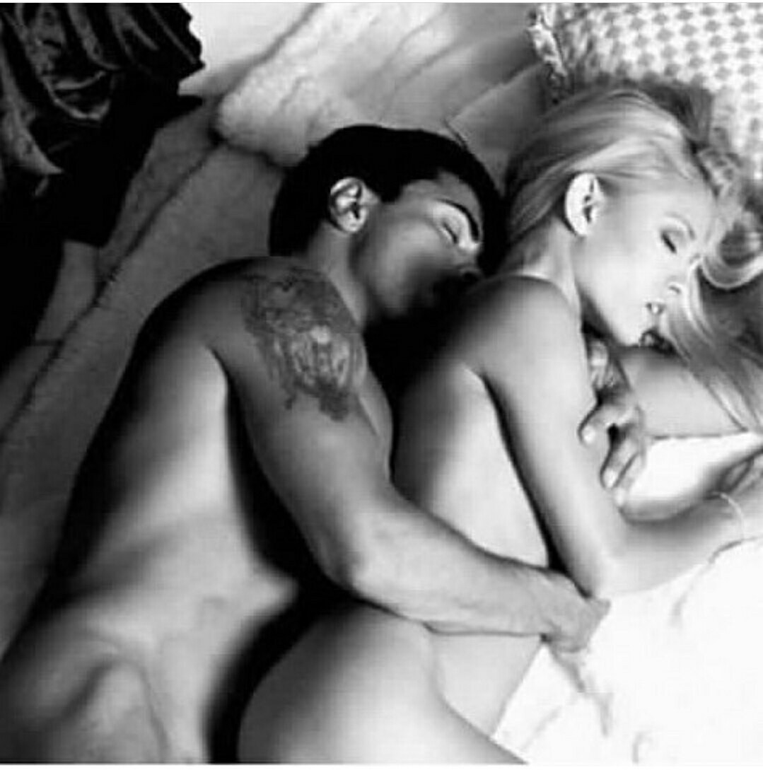 Eróticos se abraza en la cama