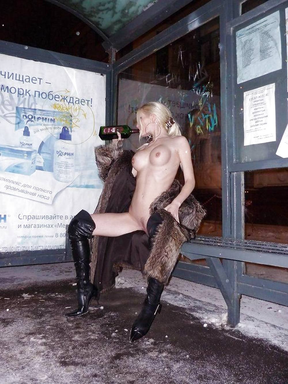 Desnudo en una parada en medias