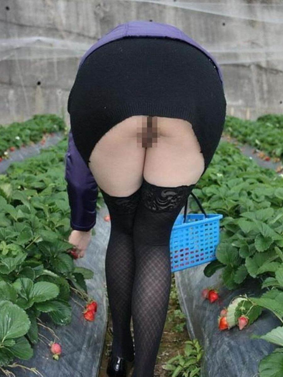 Mujer inclinada sin bragas