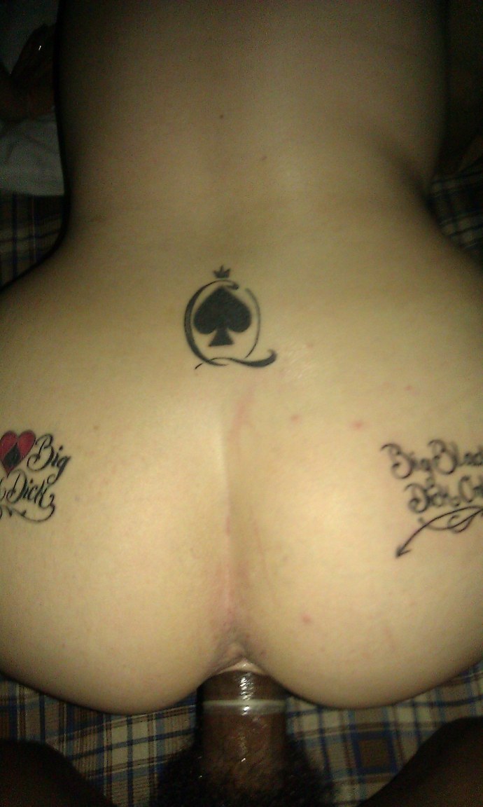 Anal privado con un tatuaje en la parte baja de la espalda
