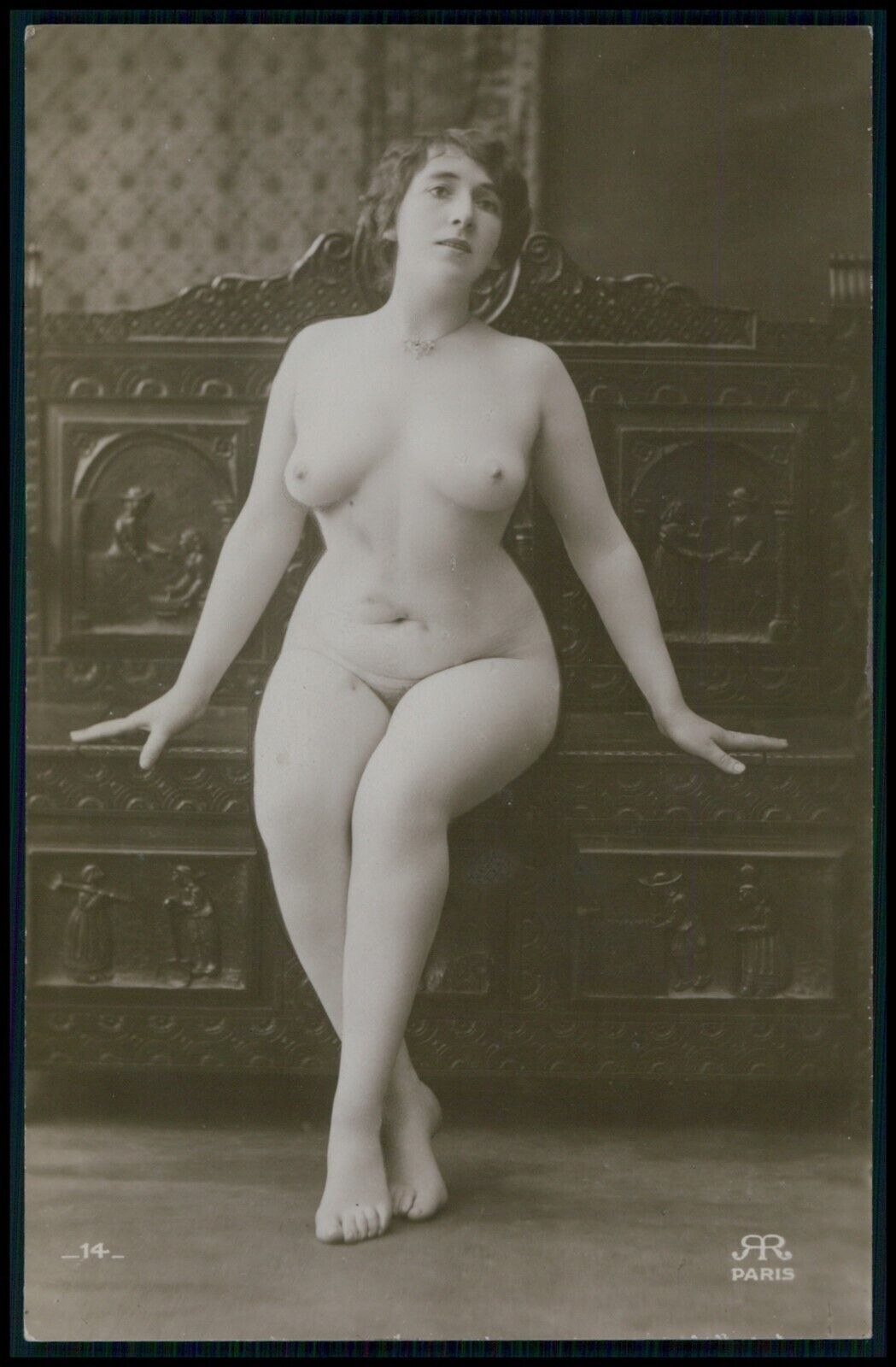 Mujeres desnudas en pleno crecimiento retro