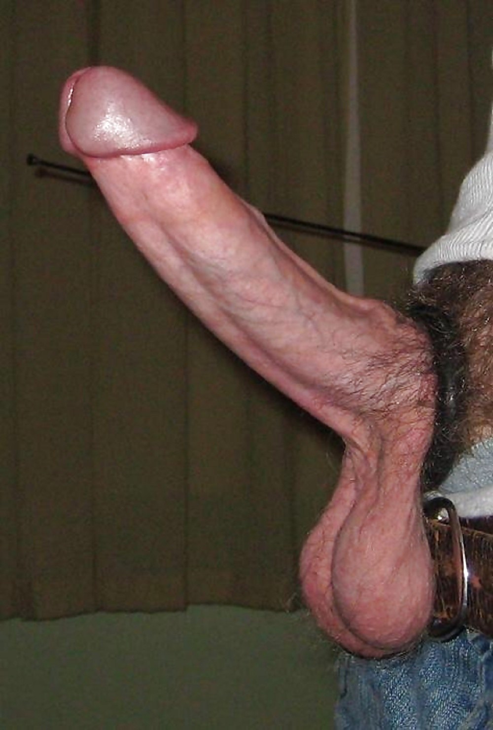 Enorme pene colgante
