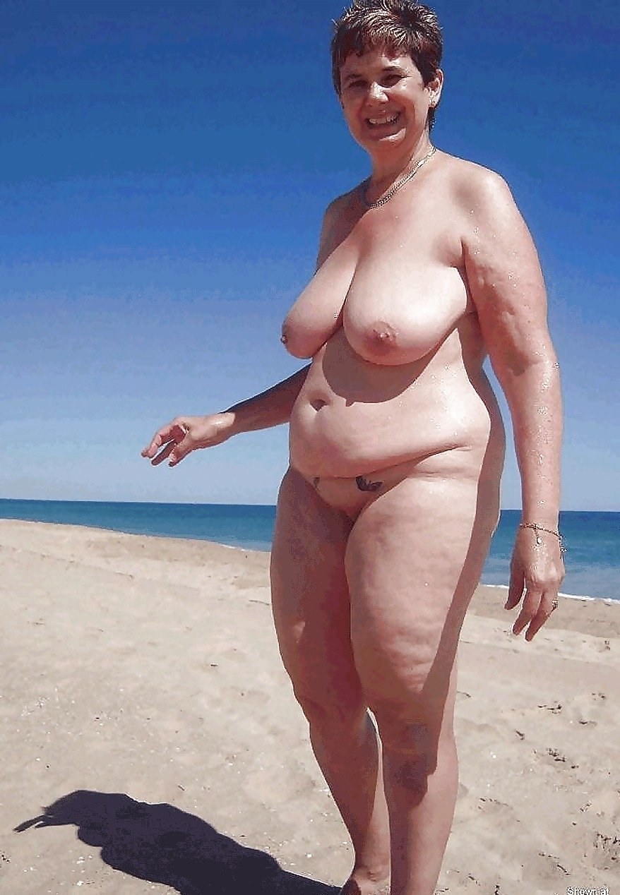 Mujeres de ancianos desnudas en la playa