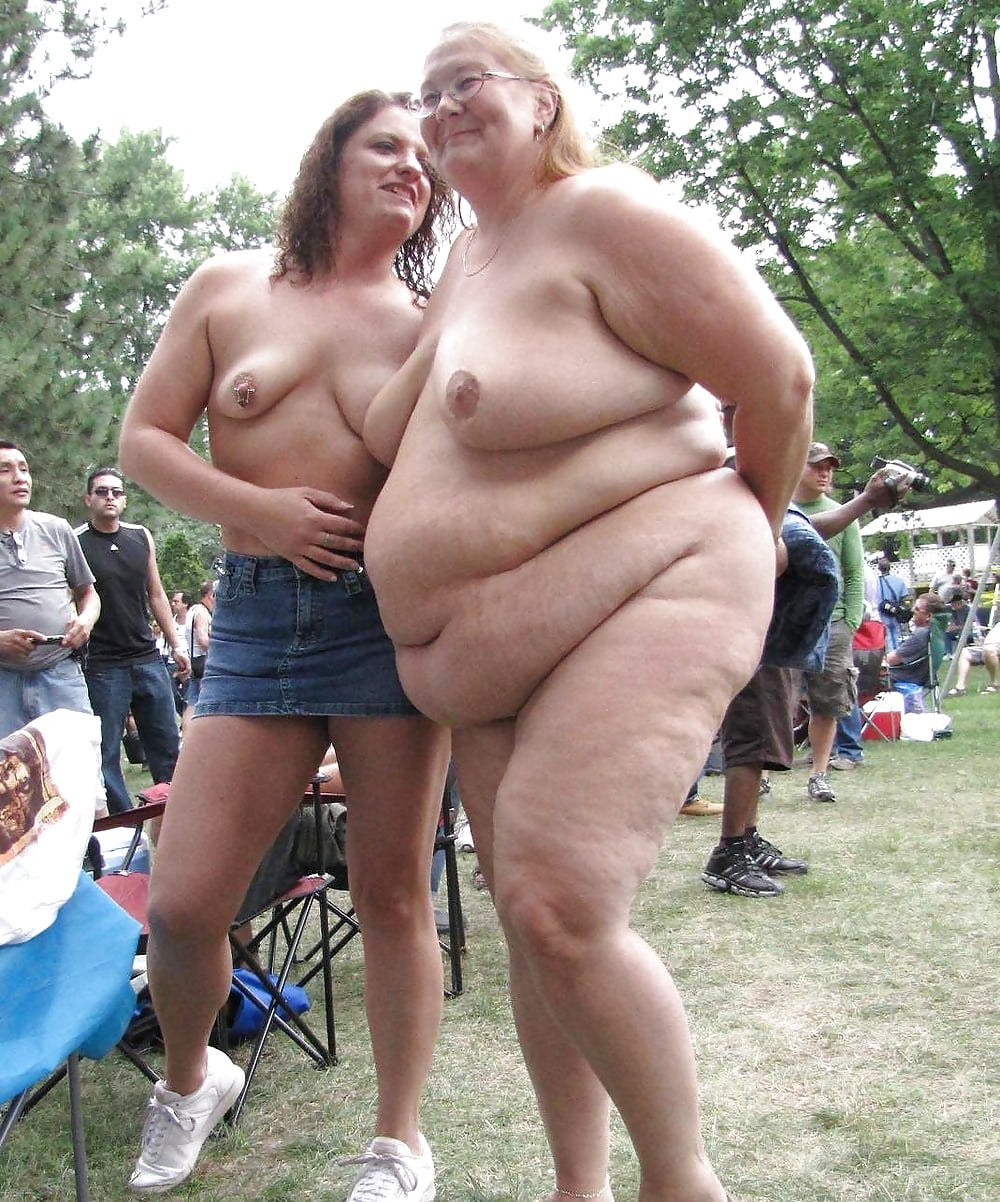 Mujer desnuda gorda en la calle