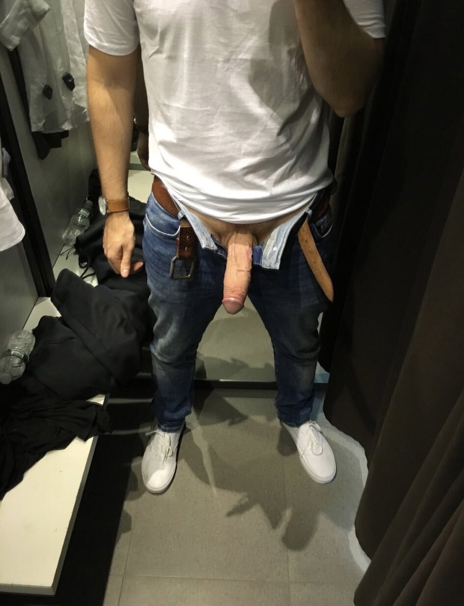 Miembro de chico en la sala de ajuste