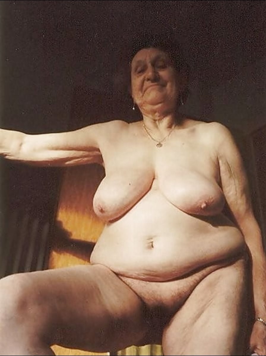 Ancianas desnudas en la casa de baños