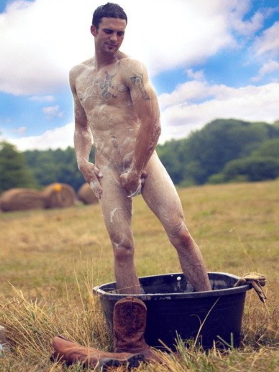 Hombre de pueblo desnudo