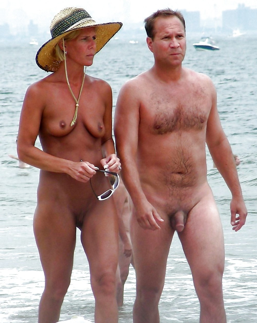 Parejas desnudas en la playa