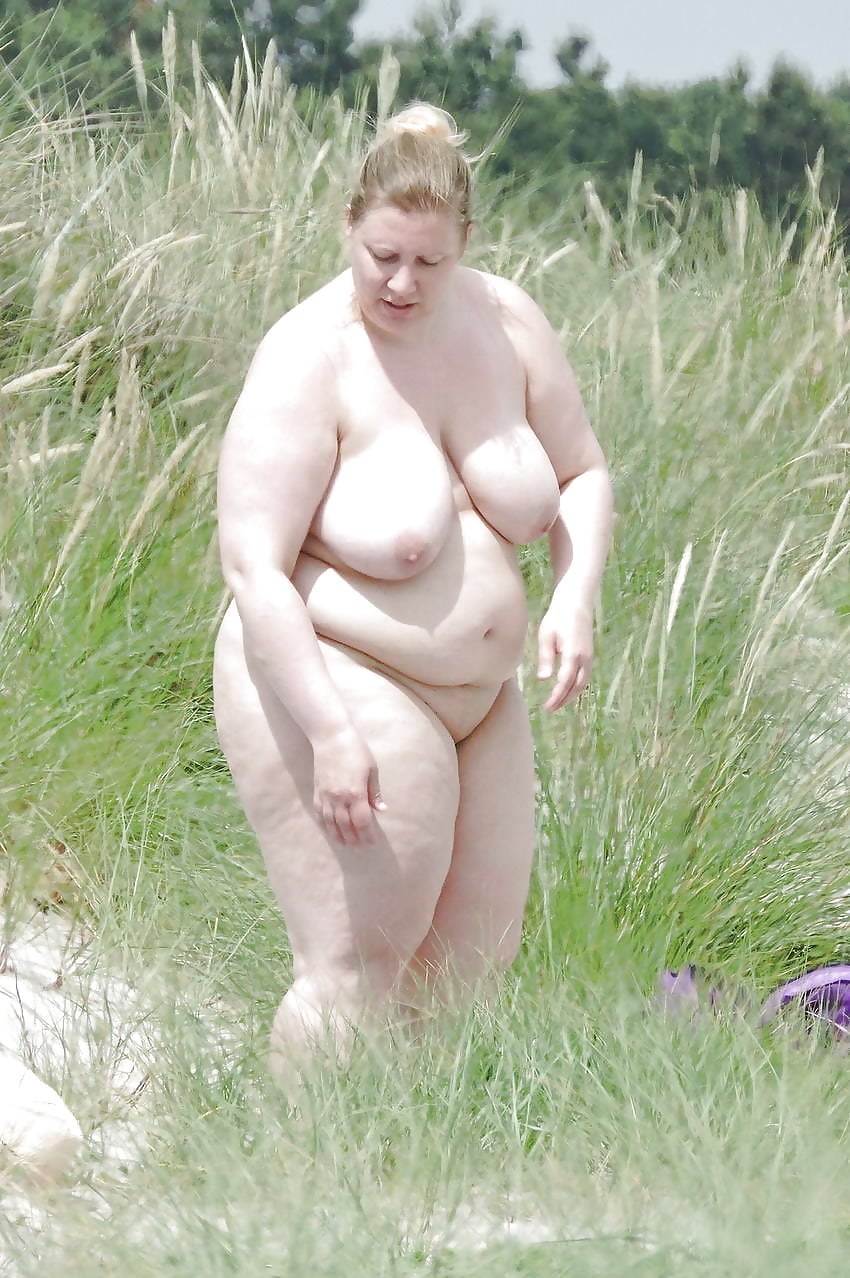 BBW en el río desnudo