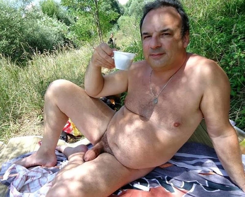 Hombres maduros desnudos en la naturaleza