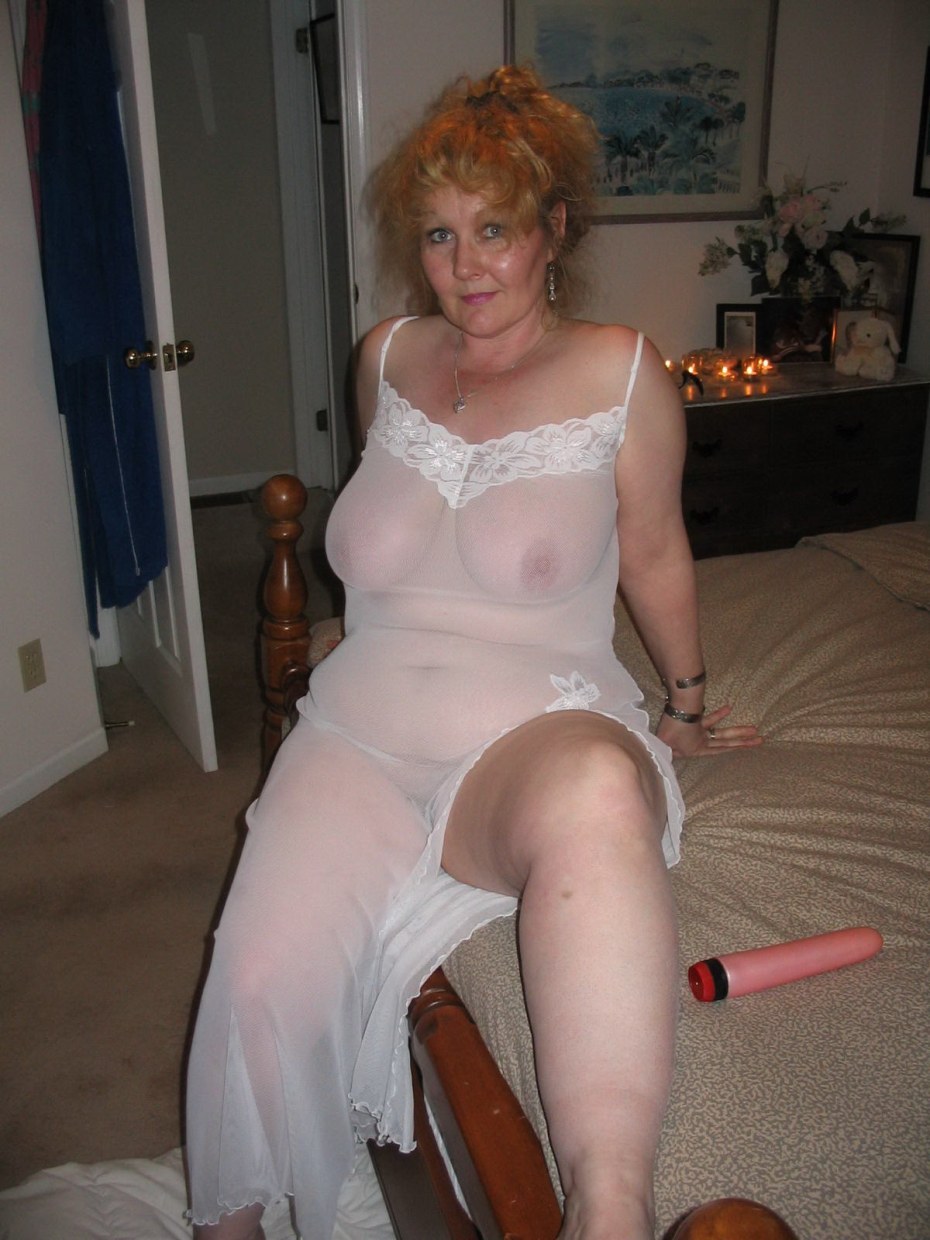 Anciana desnuda en ropa transparente