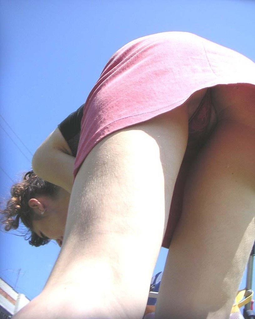 Sin bragas debajo de la falda espía