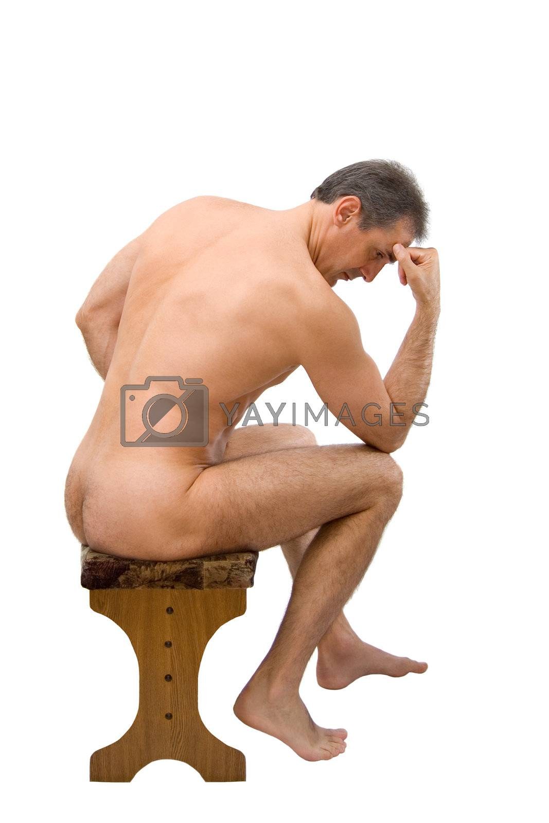 Un hombre desnudo se sienta en una silla