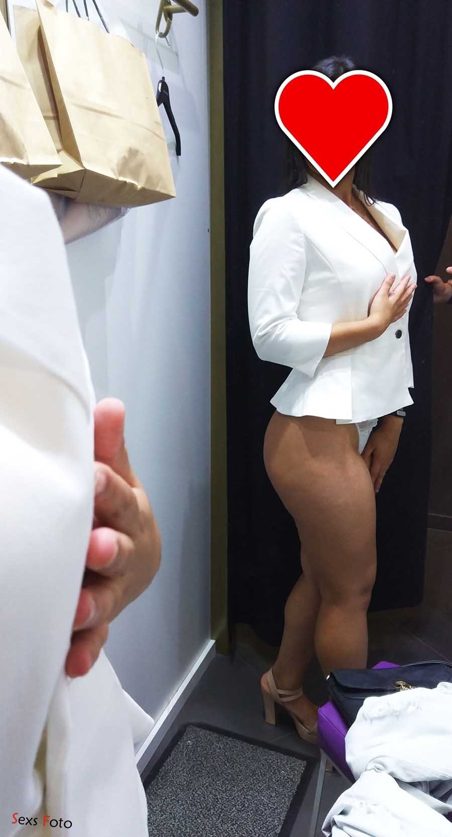 Striptease en la sala de ajuste