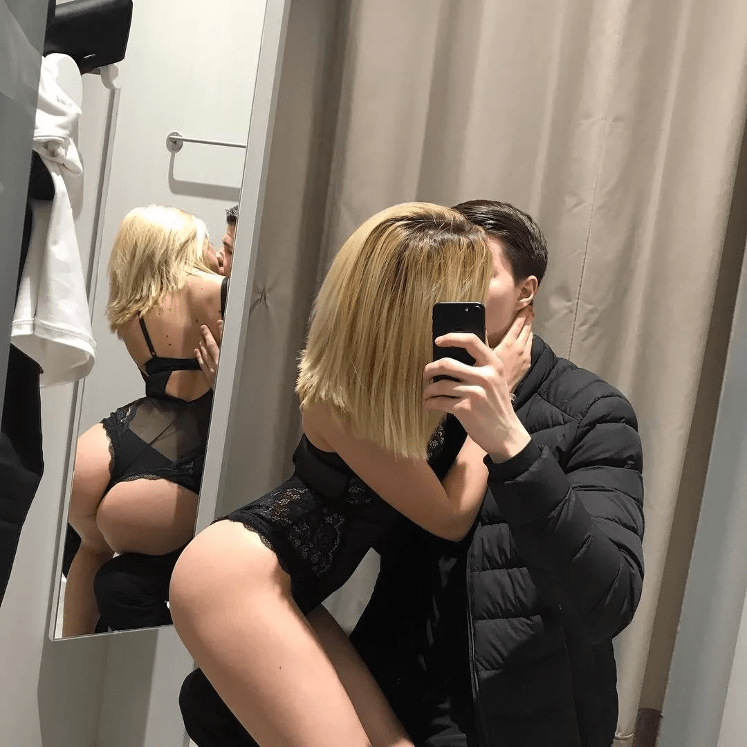 Un chico con una chica en la sala de ajuste