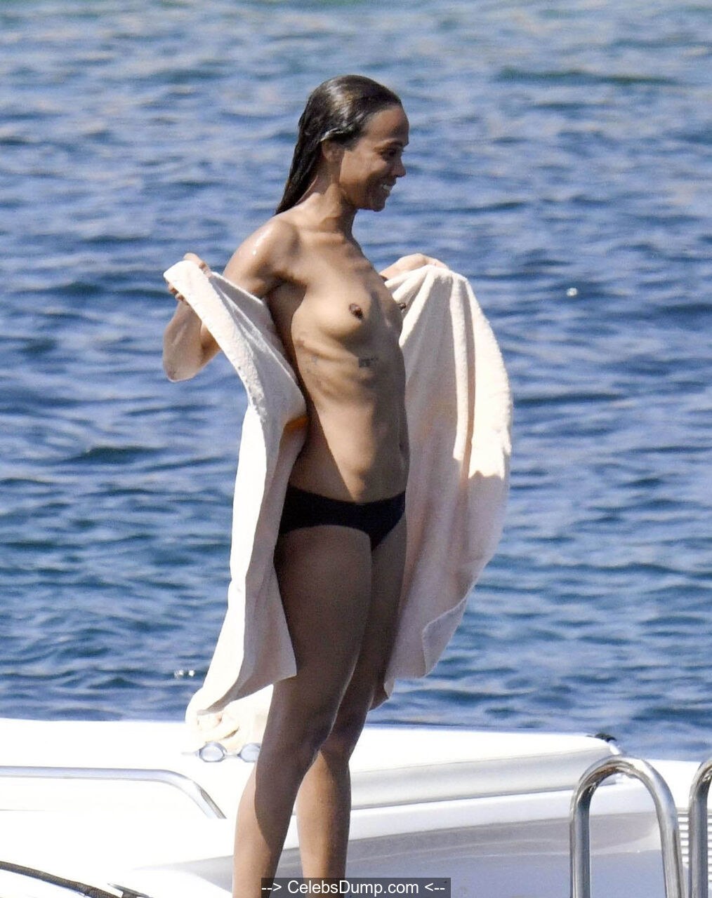 Zoe Saldan en el yate en topless