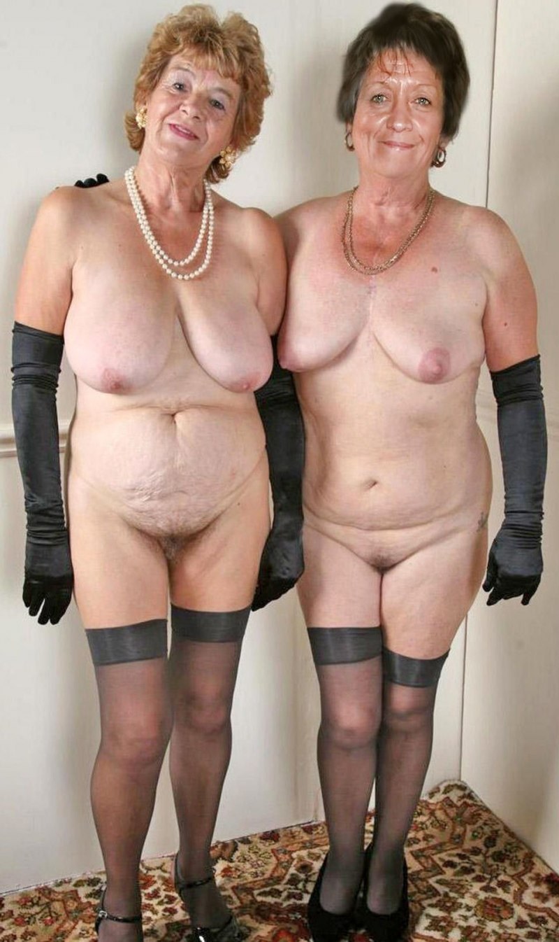 Dos mujeres ancianas desnudas
