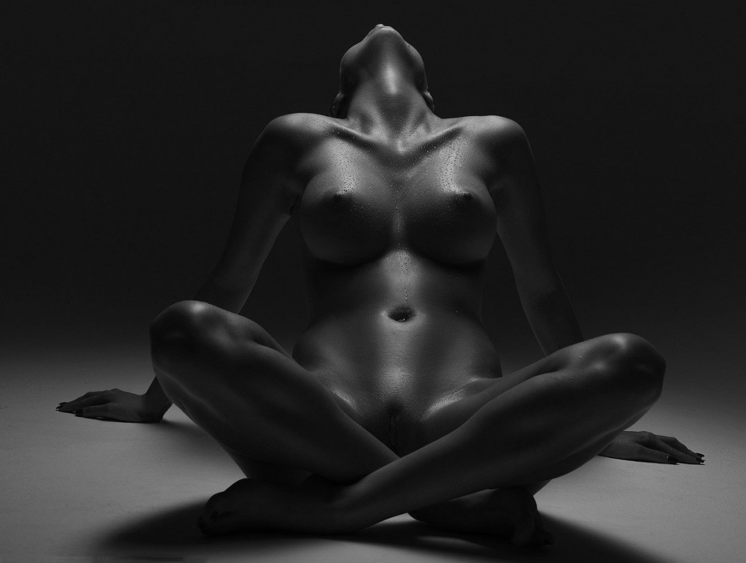 Cuerpo femenino desnudo en sombras