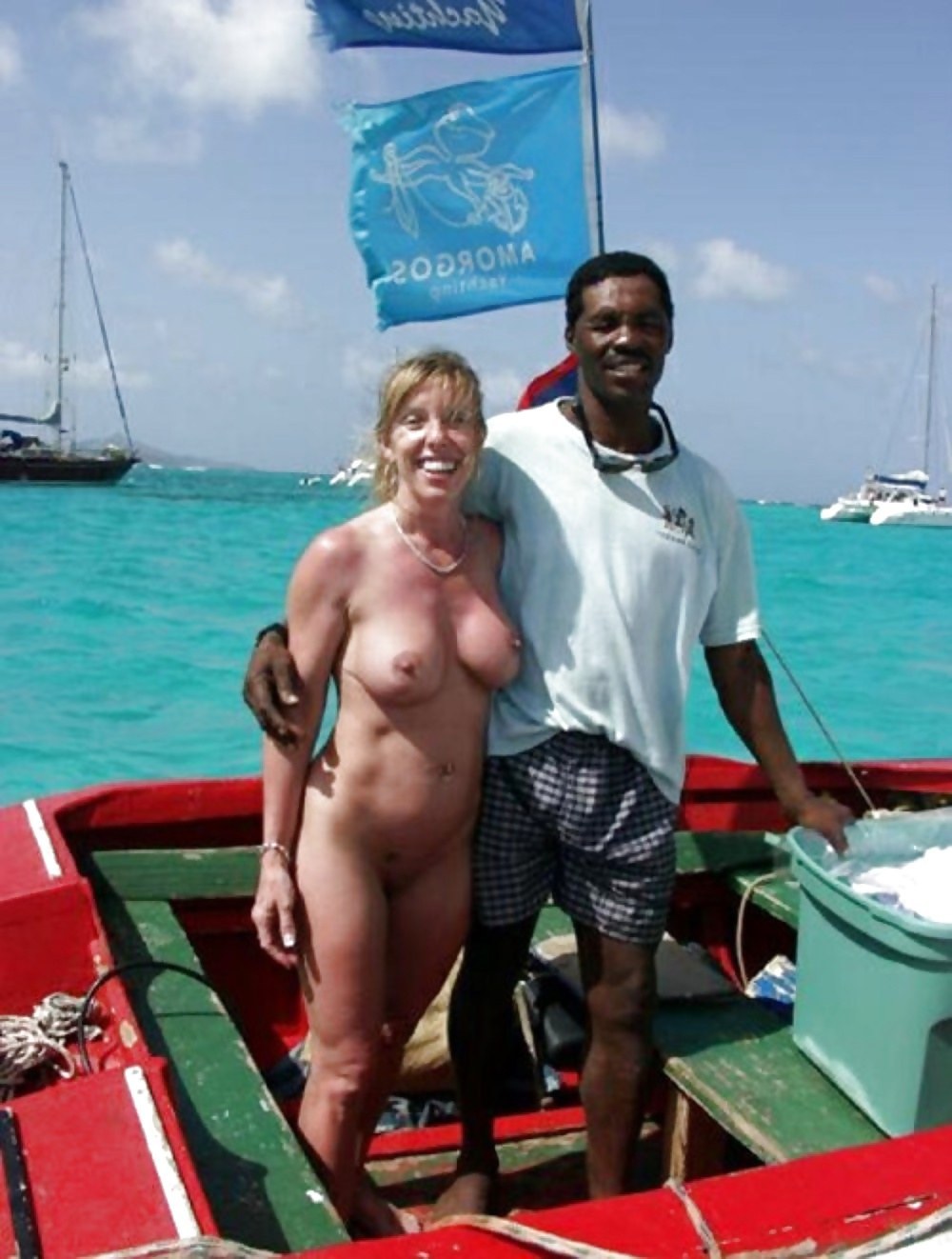 Hombre maduro y negro desnudo en la playa
