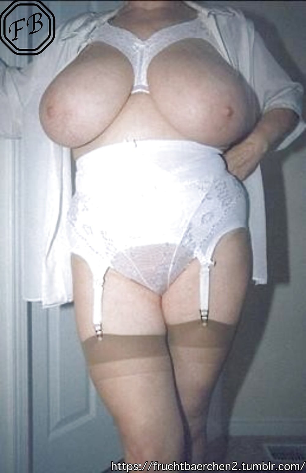 Granny Big Tits en un sostén blanco