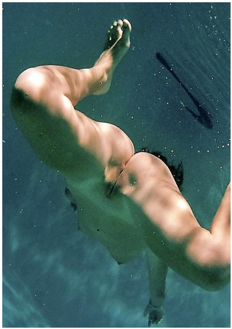 Las chicas desnudas saltan al agua
