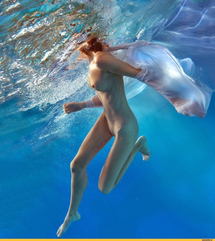 Chicas desnudas bajo el agua