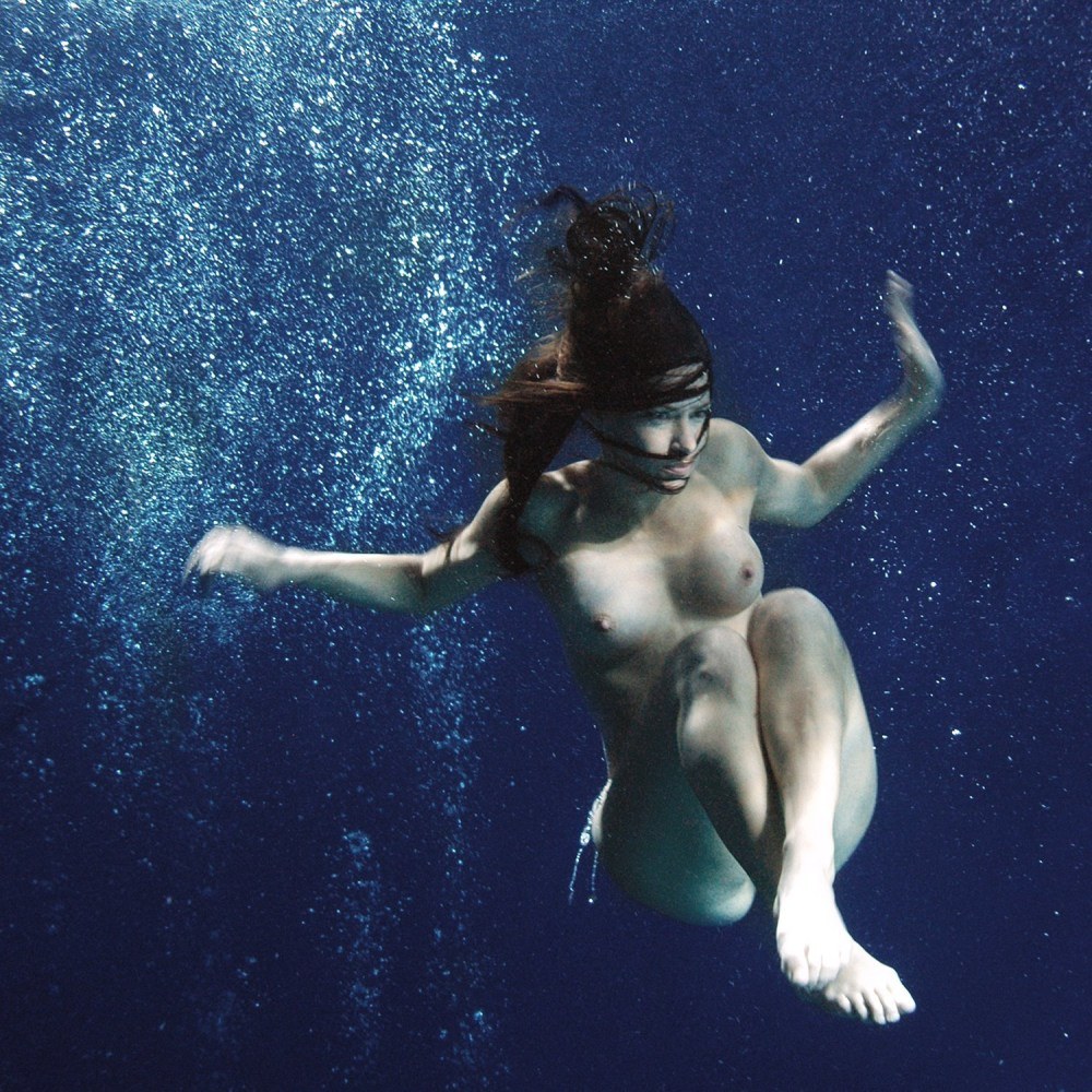 Chicas desnudas bajo el agua