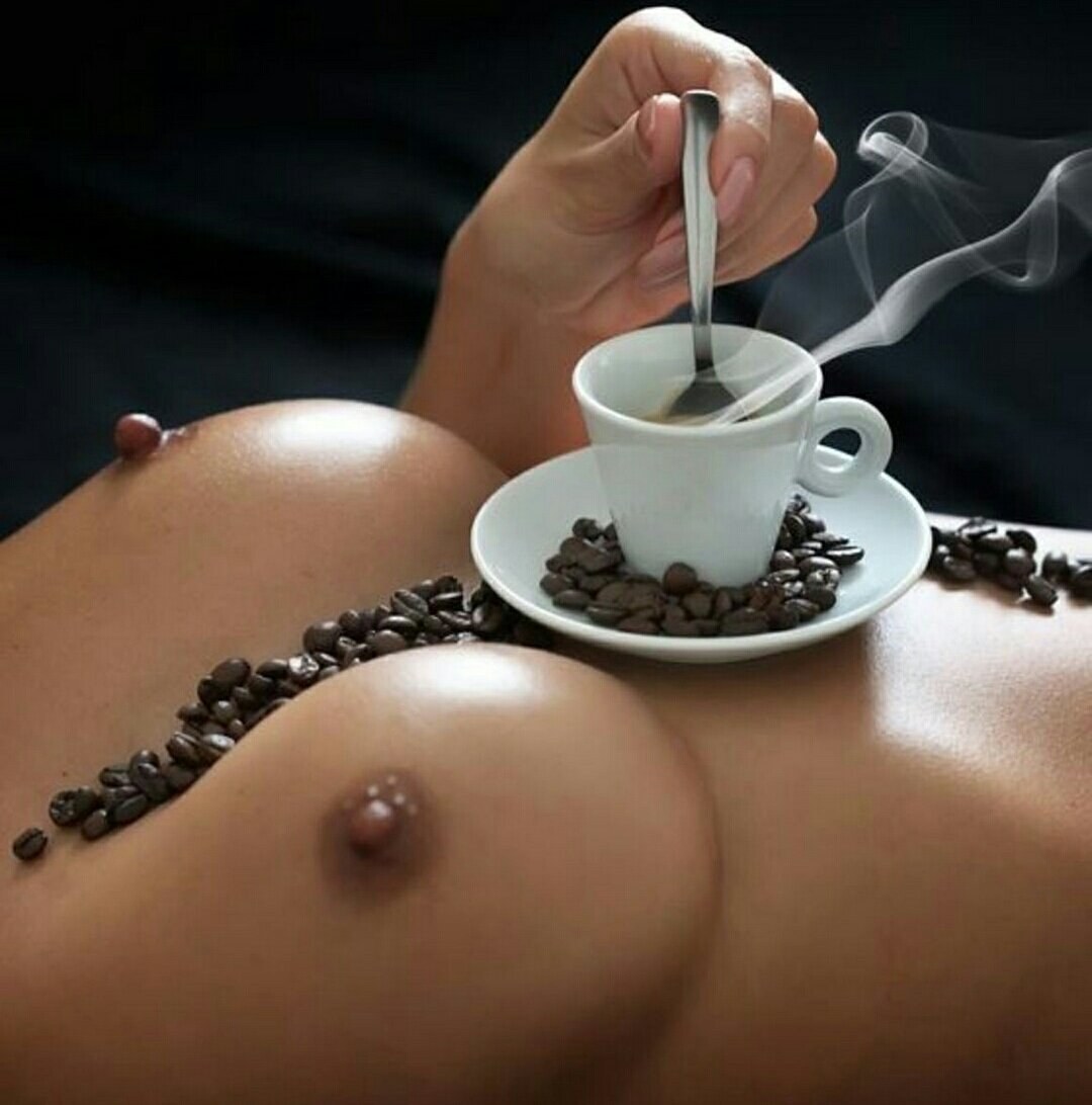 Café erótico en la cama