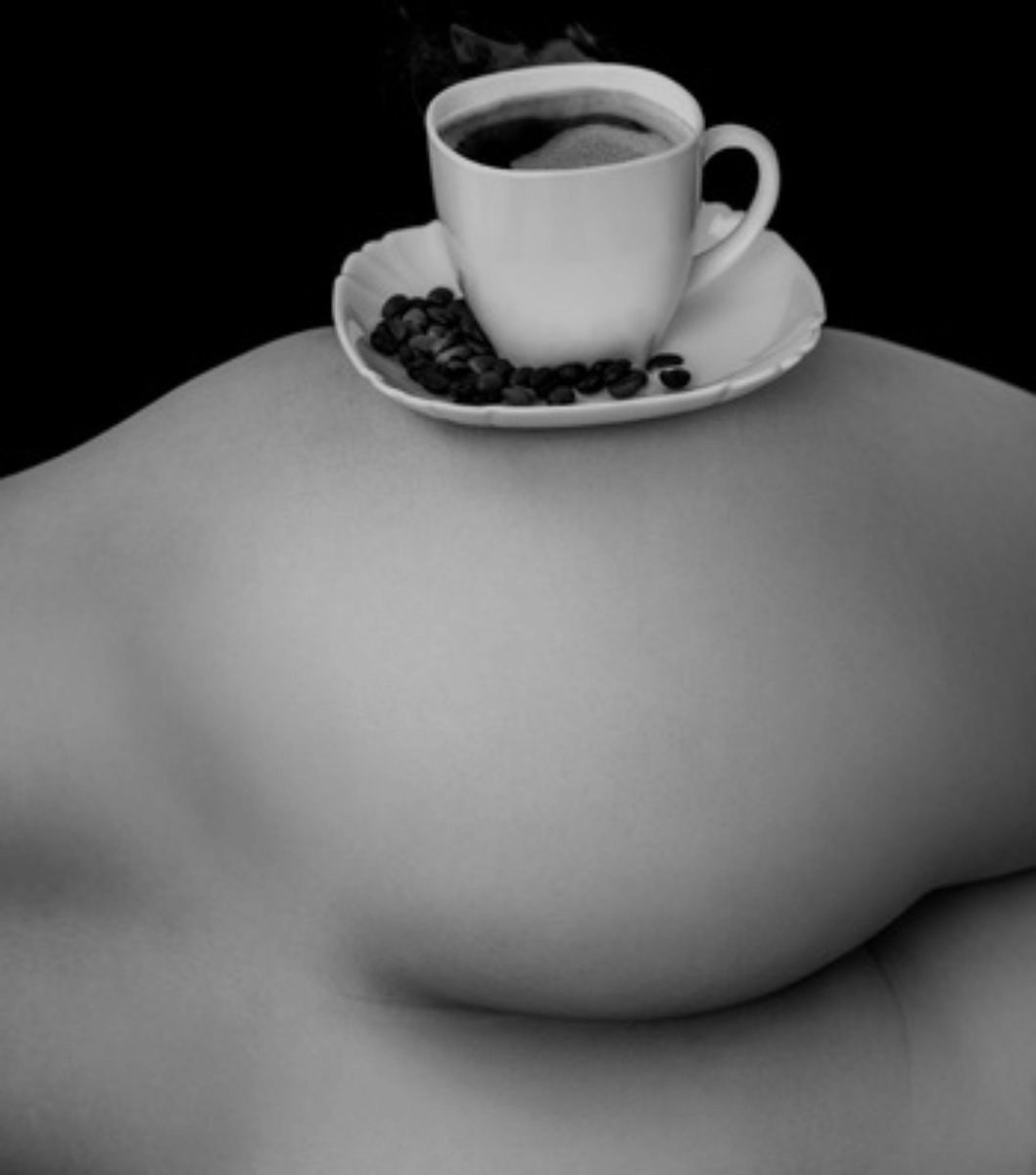Café en el cuerpo femenino