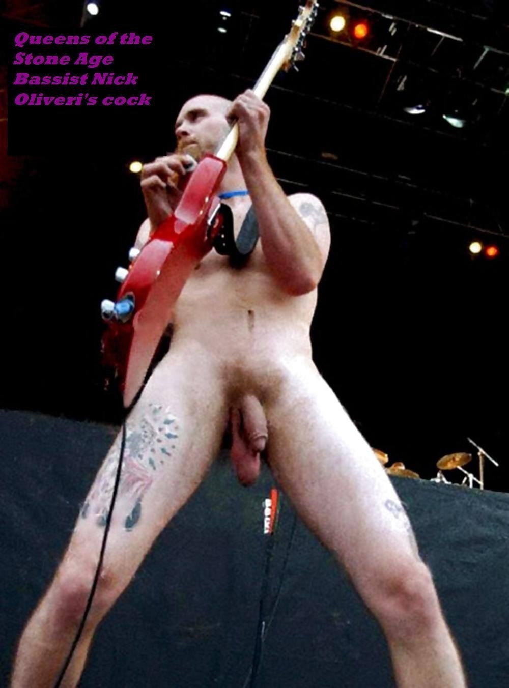 El chico se desnudó en el escenario